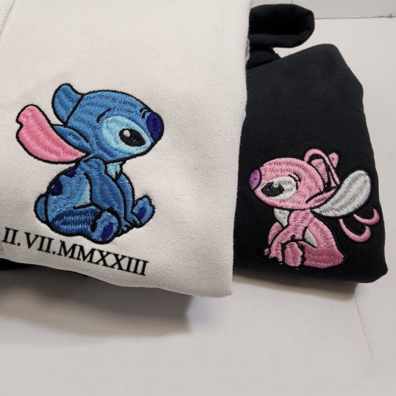 Personalisierter Hoodie mit gesticktem Stitch und Engel mit individuellem Datum in römischen Zahlen zum Jahrestag der Liebenden