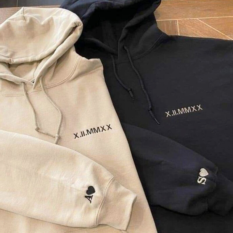 Personalisierte Hoodie gestickt seitlichen römischen Ziffer Datum und Initiale Großes Geschenk zum Jahrestag