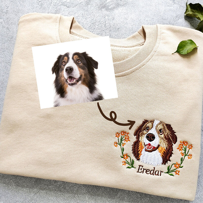 Personalisiertes Sweatshirt Individuell besticktes Farbfoto vom Kopf eines Welpen mit Blumendekor Geschenk für Tierliebhaber