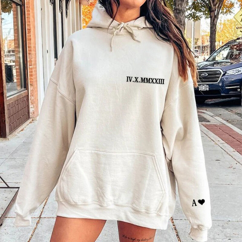 Personalisierter Kapuzenpullover mit seitlicher römischer Zahl, Datum und Initialen - perfekt für den Jahrestag eines Paares
