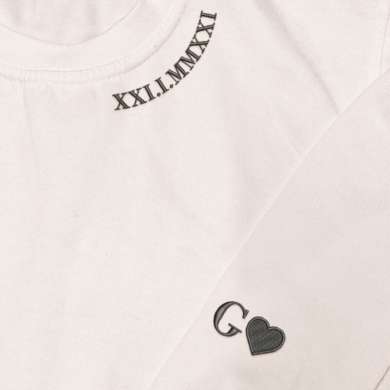 Personalisiertes Sweatshirt mit gestickter römischer Zahl, Datum und Initiale - perfekt für den Jahrestag eines Paares