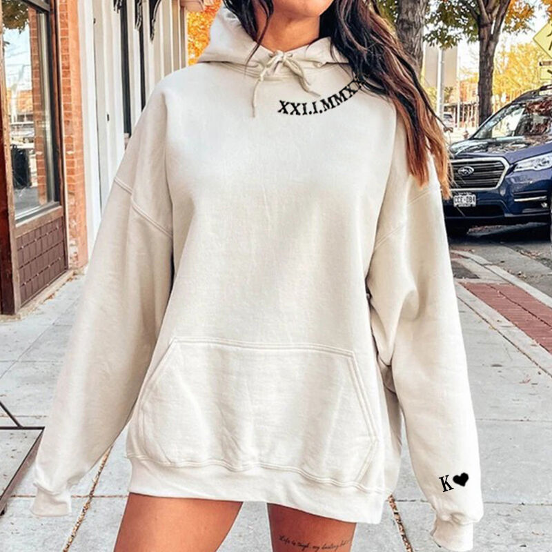 Personalisierter Kapuzenpullover mit eingestickter römischer Zahl, Datum und Initiale - perfekt für den Jahrestag eines Paares