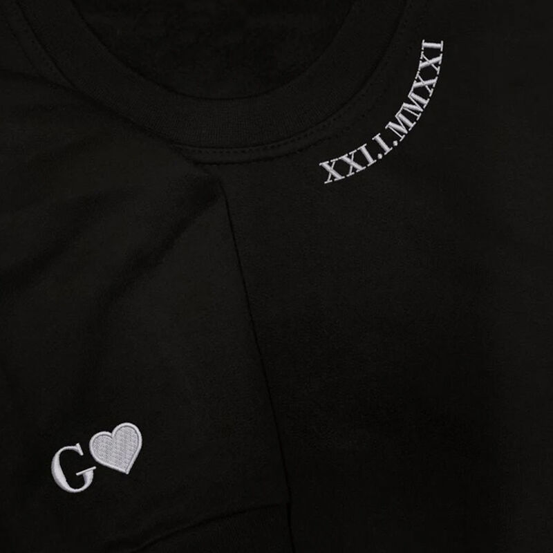 Personalisierter Hoodie mit gestickter römischer Zahl, Datum und Initialen Einzigartiges Geschenk zum Jahrestag