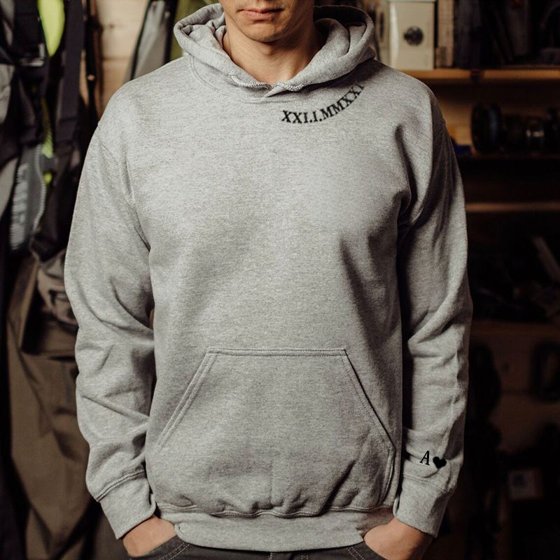 Personalisierter Hoodie mit gestickter römischer Zahl, Datum und Initialen Einzigartiges Geschenk zum Jahrestag