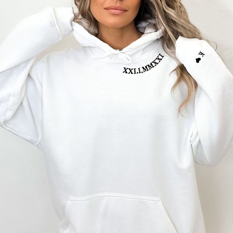 Personalisierter Kapuzenpullover mit eingestickter römischer Zahl, Datum und Initiale - perfekt für den Jahrestag eines Paares