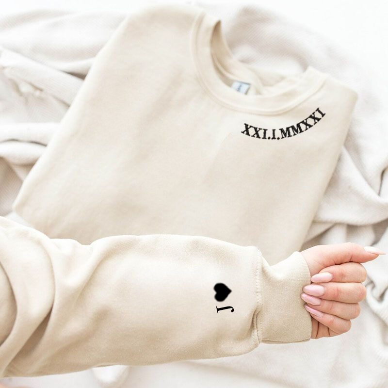 Personalisiertes Sweatshirt mit gestickter römischer Zahl, Datum und Initiale - perfekt für den Jahrestag eines Paares