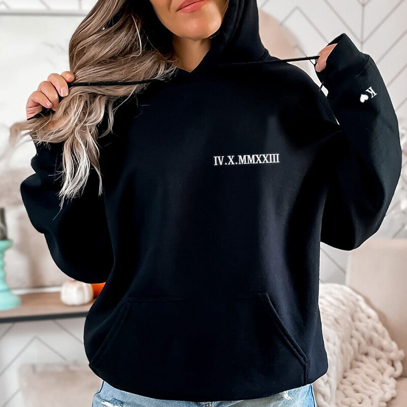 Personalisierter Kapuzenpullover mit seitlicher römischer Zahl, Datum und Initialen - perfekt für den Jahrestag eines Paares