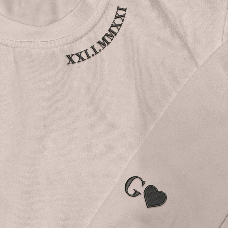 Personalisiertes Sweatshirt mit gestickten römischen Zahlen, Datum und Initialen Einzigartiges Geschenk zum Jahrestag